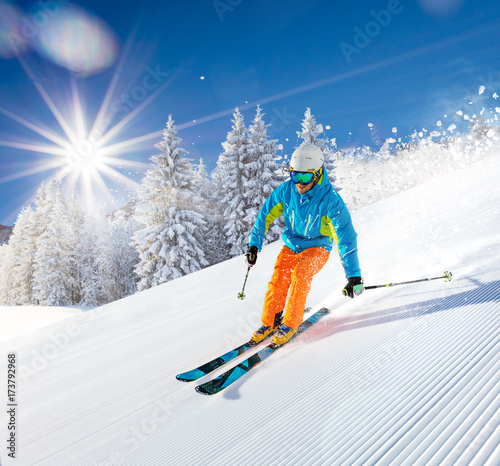 Plakat Narciarz narty zjazd w wysokich górach