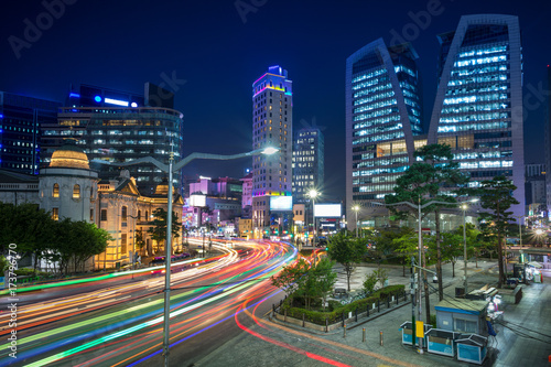 Plakat Seul. Pejzaż miejski wizerunek Seul śródmieście przy nocą.