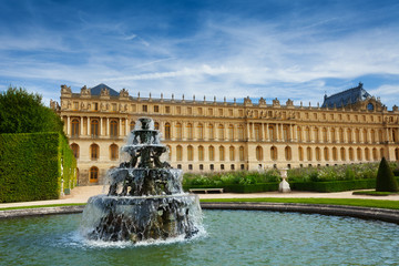 Wall Mural - Fontaine Pyramid in famous Gardens of Versailles