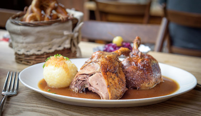 Bayerische halbe gebratene Ente mit Knödel