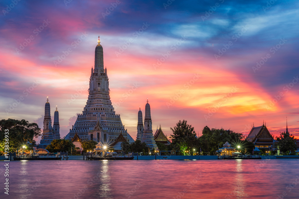 Wat arun the temple of dawn which is landmark in bangkok.