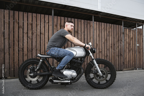 Fotografía Rider guy with classic style cafe racer motorcycle