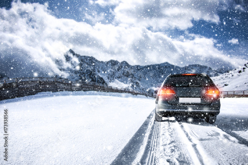 Plakat droga samochodowa i zimowa