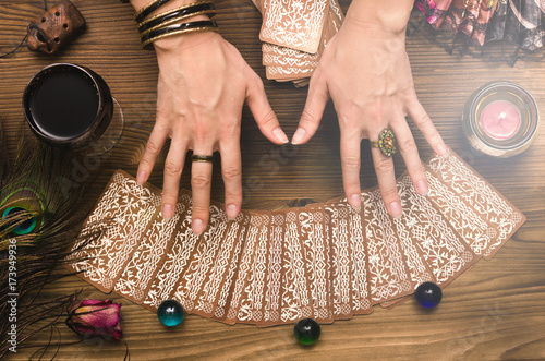 Fotografía Fortune teller female hands and tarot cards on wooden table
