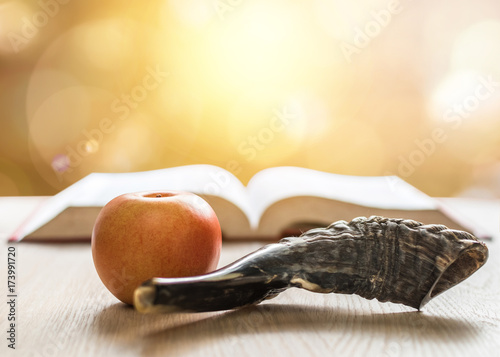 Plakat Jom Kippur, Rosz Haszana (Haszana) żydowski Nowy Rok, Szmini Atzeret (Shmini Atzeret) i koncepcja Simchat Tory z shofar tradycyjnym izraelskim rogiem barana, jabłko z religijnym, świętym modlitewnikiem
