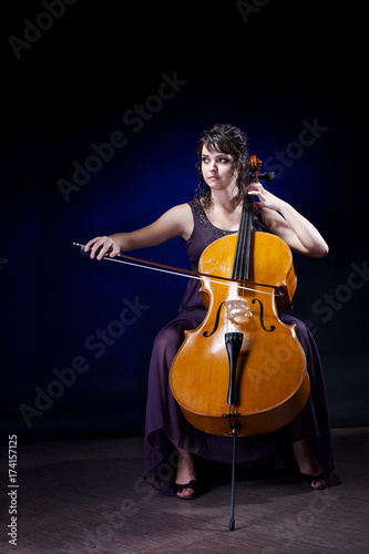 Zdjęcie XXL Piękna dziewczyna gra na wiolonczeli.