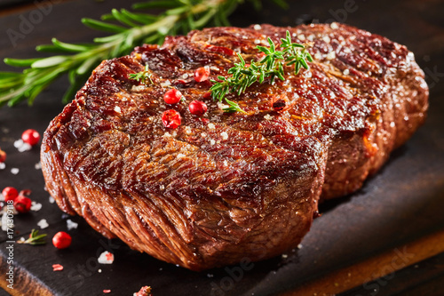 Fotografía Piece of roast beef with spices