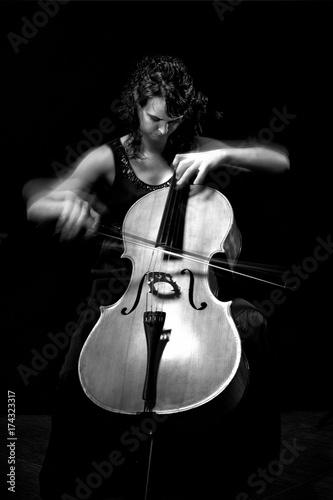 Zdjęcie XXL Dziewczyna gra na wiolonczeli na ciemnym tle