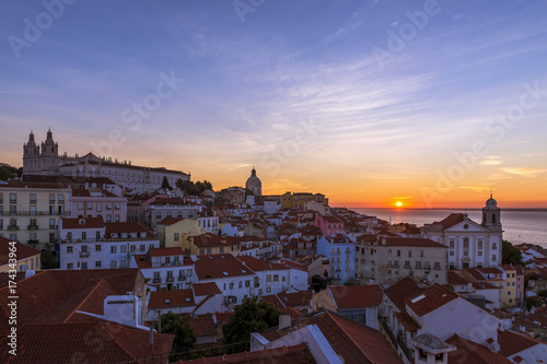 Plakat Widok dzielnicy Alfama z punktu widzenia Portas do Sol o wschodzie słońca w Lizbonie, Portugalia; Koncepcja podróży w Portugalii