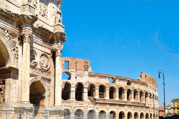 Canvas Print - Ruins of the Colosseum and the Arch of Constantine in  Rome