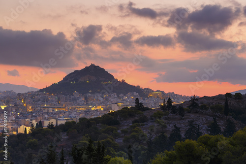 Plakat Lycabettus wzgórze i widok miasto Ateny, Grecja.