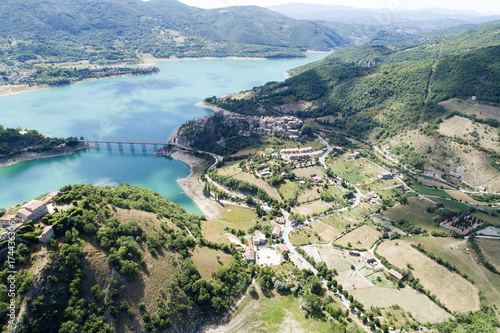 Plakat Powietrzna fotografia Turano jezioro w Rieti. Woda i dużo zieleni