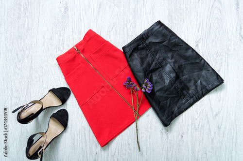 Zdjęcie XXL Czerwona i czarna spódnica, czarne buty. Modna koncepcja