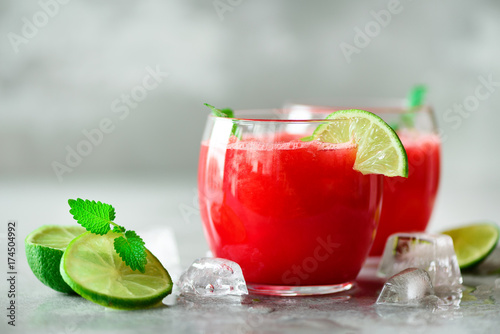 swiezy-sok-z-arbuza-z-limonka-w-okraglych-szklaneczkach