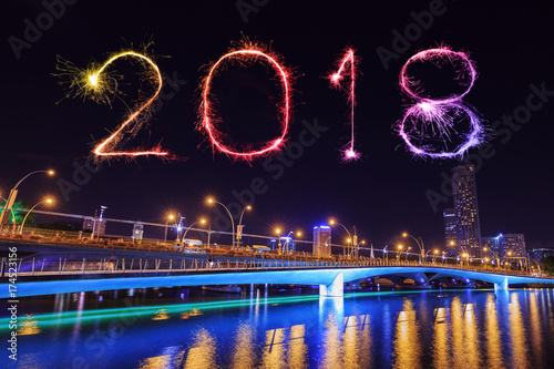 Photo 2018 Happy new year firework with Jubilee bridge at night, Singapore