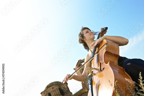 Plakat Dziewczyna gra wiolonczelę