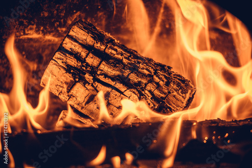 Plakat Drewno w płomieniach przytulnego kominka