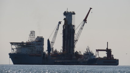   Noble Globetrotter II (GT II)
drilling vessel
oil probe
ship for drilling
ship platform
oil platform
oil extraction platform
