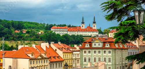 Plakat Krajobraz romantyczny miasto Praga pod niebieskim niebem. Panoramiczny widok stary miasteczko na letnim dniu w kapitałowym republika czech.