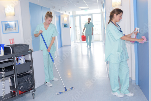 Zdjęcie XXL środek czyszczący z mopem i jednolity korytarz szpitala do czyszczenia