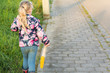 Kinder - blondes Mädchen geht im Herbst spazieren  mit Mais in der Hand