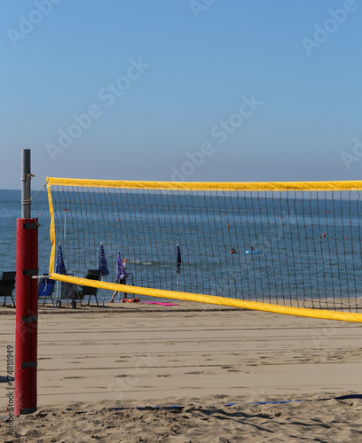 Plakat netto do gry w siatkówkę plażową podczas letnich wakacji nad morzem