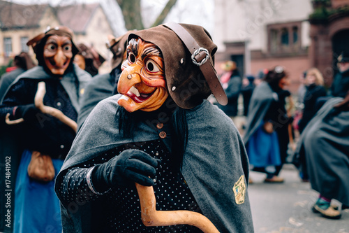 Fotografía fastnacht umzug hässliche hexe mit besen 2