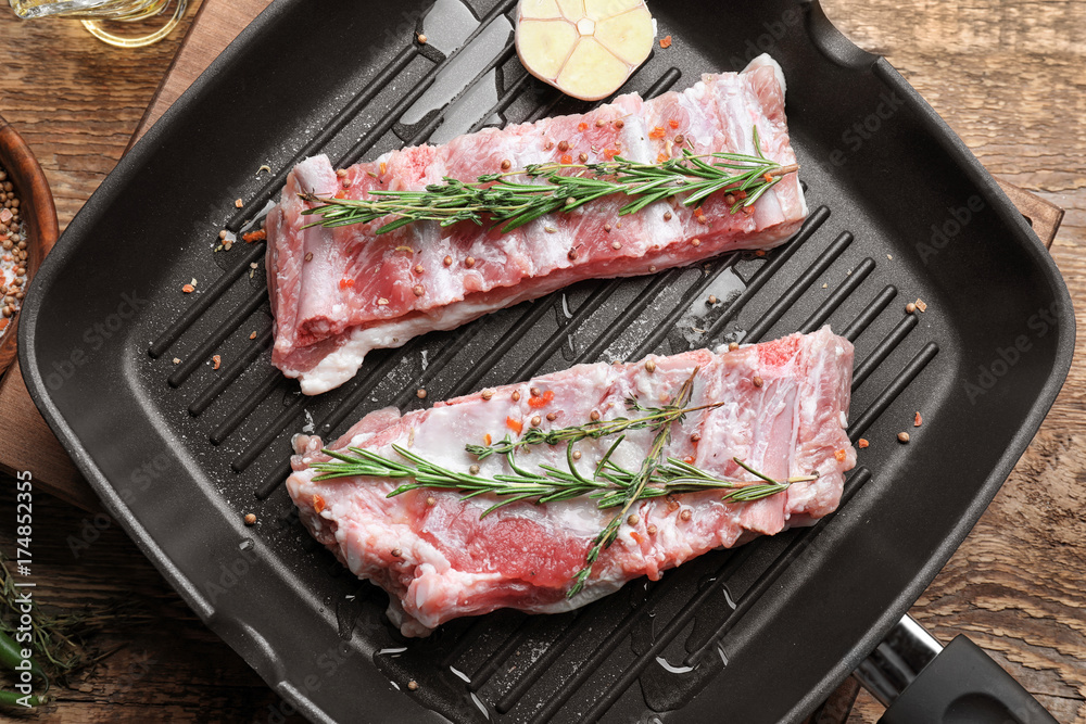 Grill pan with fresh raw ribs on table