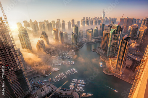 dubai-marina-z-kolorowym-zachodem-s