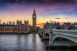 Sonnenuntergang hinter Westminster und dem Big Ben in London, Großbritannien