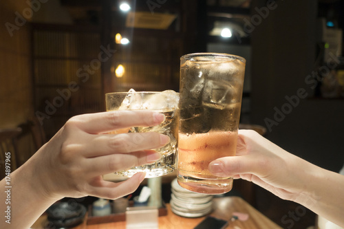 グラスで乾杯をする女性の手 Stock Photo Adobe Stock