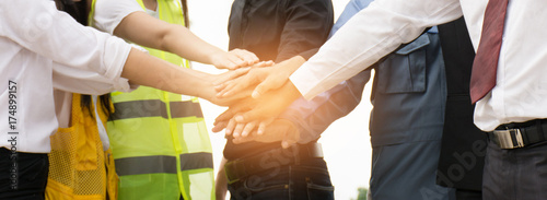 Cuadros en Lienzo Businessmen and engineers join hands.