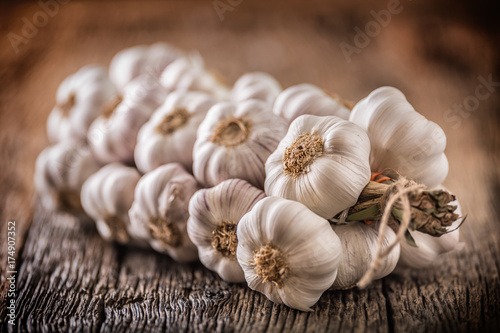 Fotomural Garlic. Garlic bulbs. Fresh garlic on rustic oak table.