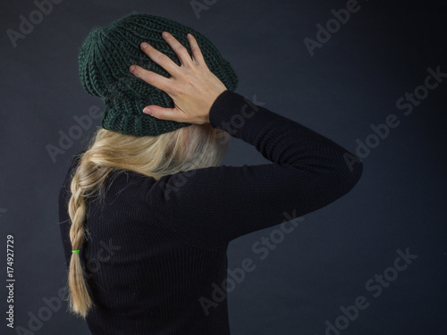 Foto The young woman turned away from the viewerю