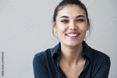 Plakat Młoda kobieta szczęśliwa na szarym tle