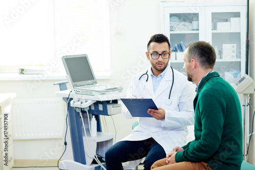 Fotografía Middle-aged bearded patient having consultation with highly professional physici