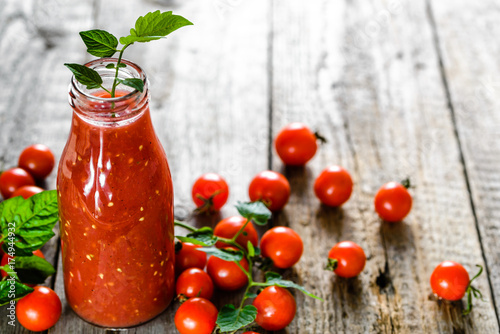Zdjęcie XXL Butelka soku pomidorowego i świeżych pomidorów, czerwony napój, zdrowy przeciwutleniacz, żywność ekologiczna i koncepcja odchudzania