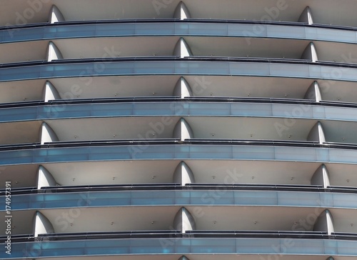 Zdjęcie XXL Niebieskie szkło i metalowa fasada budynku mieszkalnego z długimi tarasami