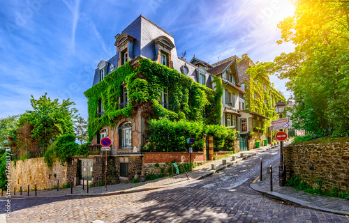 Cozy street of old Montmartre in Paris, France © Ekaterina Belova