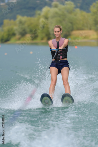 Zdjęcie XXL młoda ładna szczupła kobieta jazda wakeboard w jeziorze