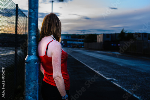 Cuadros en Lienzo Prostitute standing against a lamppost (posed by models)