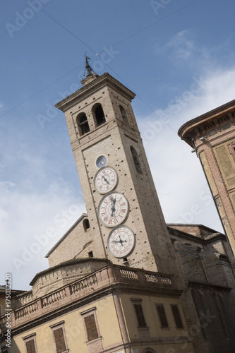 Photographie De 15de-eeuwse toren,,Torre Civica'' in het centrum van Tolentino, Italie