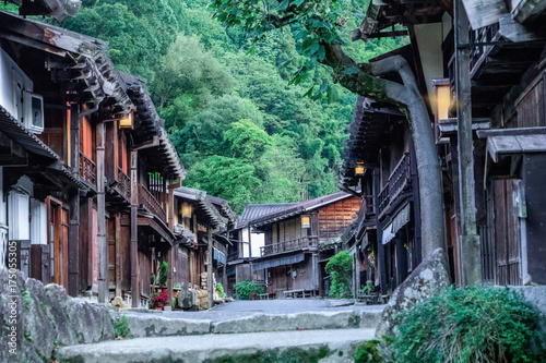 dolina-kiso-to-stare-miasto-lub-japonskie-tradycyjne-drewniane-budynki-dla-podroznikow-spacerujacych-po-zabytkowej-starej-ulicy-w-nar
