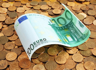 Wall Mural - Banknotes of one hundred euros on coins