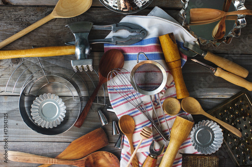 Zdjęcie XXL różne naczynia kuchenne na rustykalnym drewnianym stole