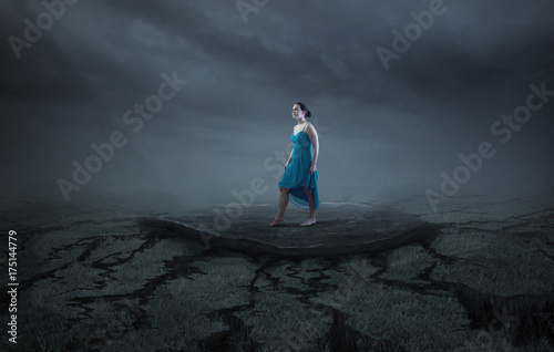 Plakat Kobieta stoi na solidnej skale