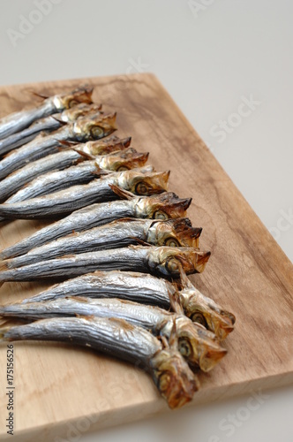焼いためざし イワシ類の 小魚を塩漬けした後 目から下あごへ竹串やワラを通して数匹ずつ束ね 乾燥させた ものを焼き魚にしたものです Stock 写真 Adobe Stock