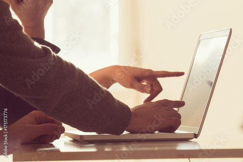 Zdjęcie XXL Męskie ręce za pomocą klawiatury z lap-top.