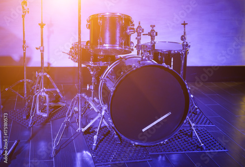 Zdjęcie XXL zestaw perkusyjny w niebieskim świetle zbliżenie