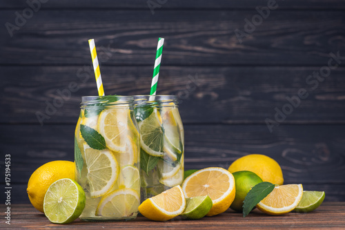 szklanki-lemoniady-chlodzacej-w-upalne-dni-z-kolorowymi-slomkami